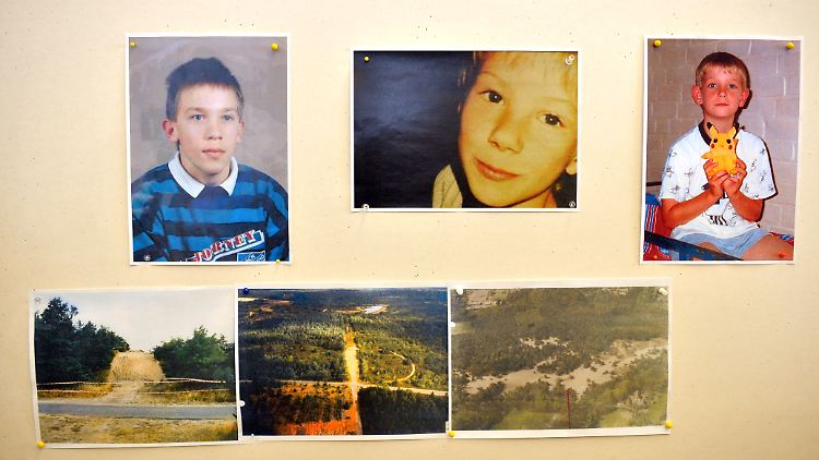 Fotos der ermordeten Jungen Stefan J., Dennis R. und Dennis K. (l-r) sowie deren Fundorte.