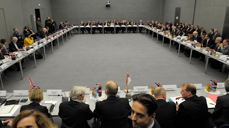 Eine große Teilnehmerzahl zeichnet die Sonderkonferenz der Innen- und Justizminister von Bund und Ländern aus.