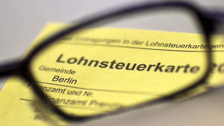 Ein Steuerklassen-Wechsel kann Geld in die Familienkasse spülen.
