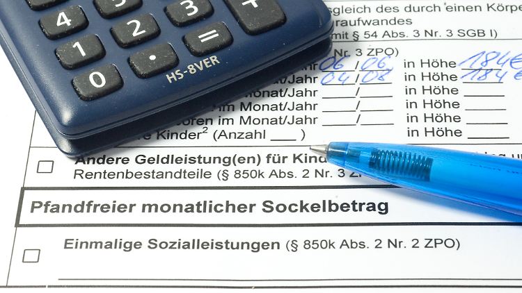 Pfändungsschutz: Schuldner können trotz einer Kontopfändung weiter am bargeldlosen Zahlungsverkehr teilnehmen.