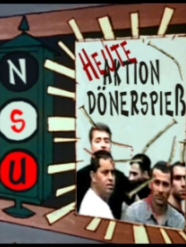 Der Screenshot zeigt einen Ausschnitt aus einem Video des Nationalsozialistischen Untergrundes (NSU). In dem Film bekennt sich die Terrorgruppe zu verschiedenen Morden der vergangenen Jahre.