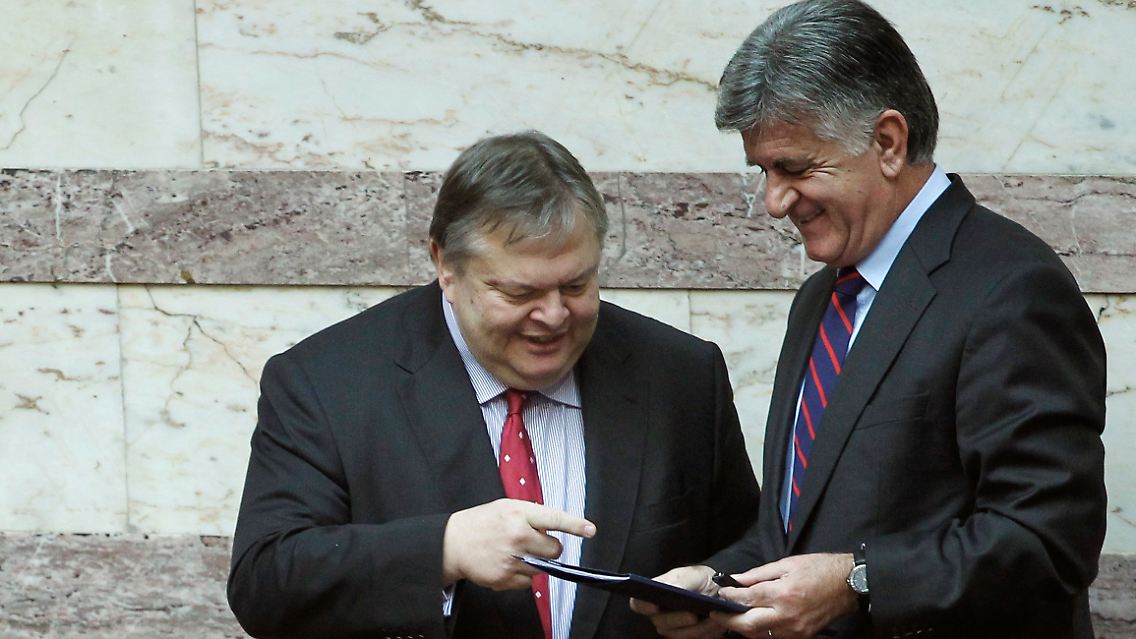 Finanzminister Venizelos übergibt dem Parlamentssprecher Petsalnikos den Haushaltsplan.