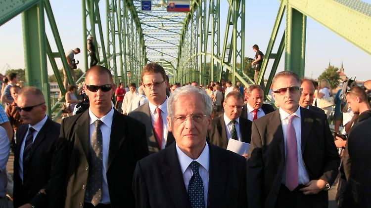 Ungarns Präsident Laszlo Solyom auf der Brücke, die das ungarische Komarom mit dem slowakischen Komarno verbindet. Auf Druck seitens der Slowakei sagte er seine Teilnahme an einer Denkmalseinweihung in Komarno ab.