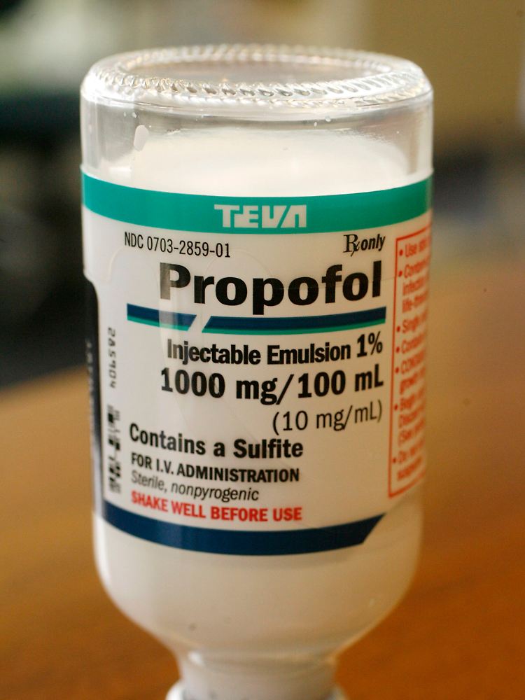 Eine Flasche des Mittels Propofol.