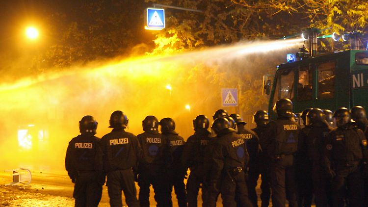 Im November 2009 musste die Polizei mit Wasserwerfern eingreifen.