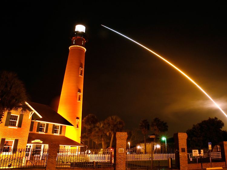 Das Space Shuttle fliegt am 122 Jahre alten Leuchtturm an der Bucht von Ponce de Leon in Florida vorbei.