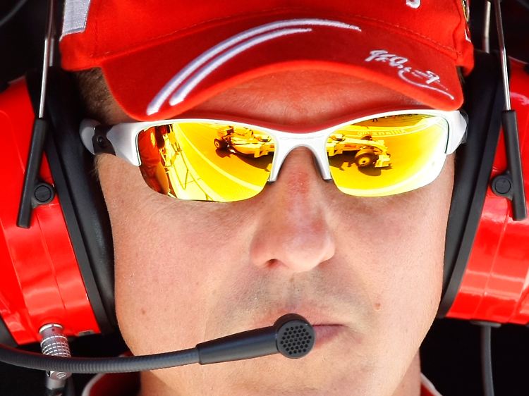Angeblich liegt Schumacher von Ferrari auch ein unterschriftsreifer Vertrag zur Verlängerung seiner Beratertätigkeit vor.