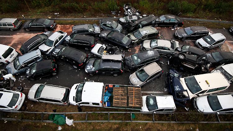 "Trümmerfeld" auf der A31. Dutzende Autos sind ineinander verkeilt.