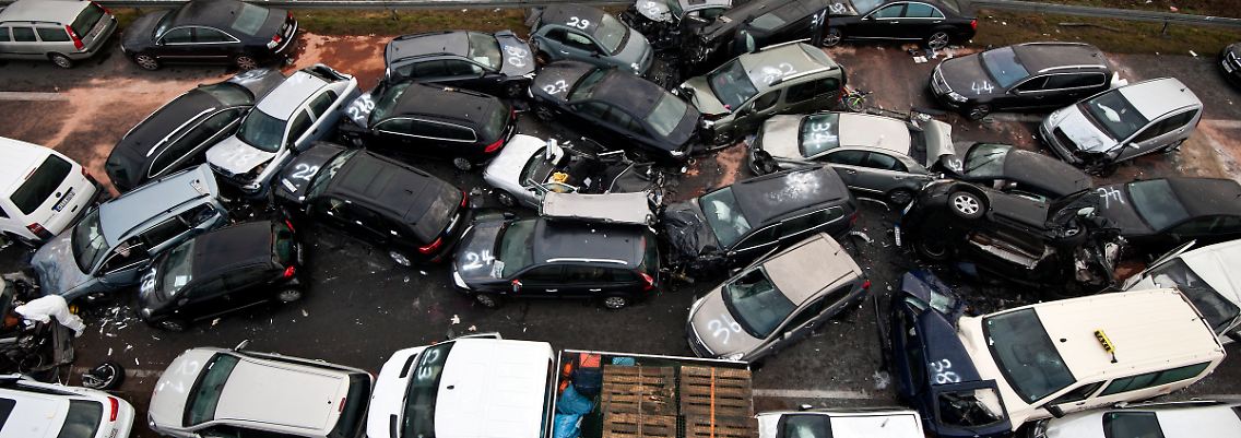 "Trümmerfeld" auf der A31. Dutzende Autos sind ineinander verkeilt.
