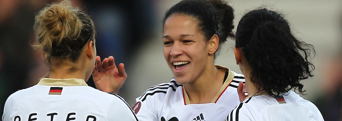 Dauerjubel: Celia Okoyino da Mbabi feiert mit Babett Peter und Lira Bajramaj.