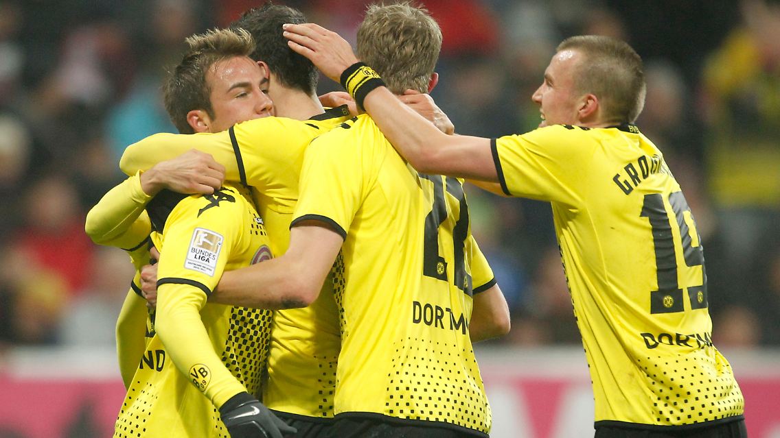 Jubel, Trubel, Heiterkeit: Dortmunds Spieler feiern den Torschützen Mario Götze.