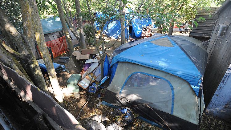 Bereits 2006 berichtete eine Nachbarin von Kindern, die in Zelten auf dem Grundstück der Garridos lebten.