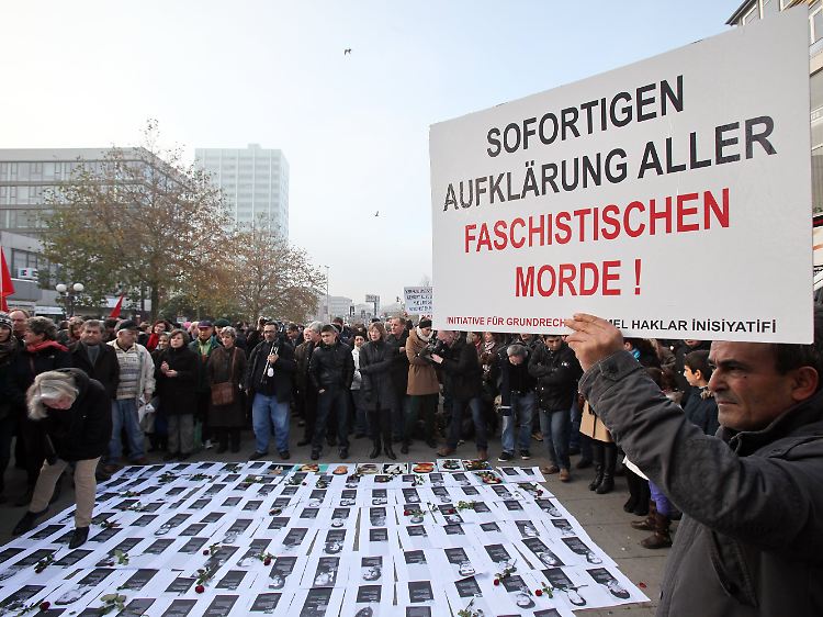 Am Rande eines Schweigemarsches in Hamburg werden Fotos von Personen gezeigt, die nach Angaben der Friedrich-Ebert-Stiftung seit 1990 Opfer rechter Gewalt wurden.