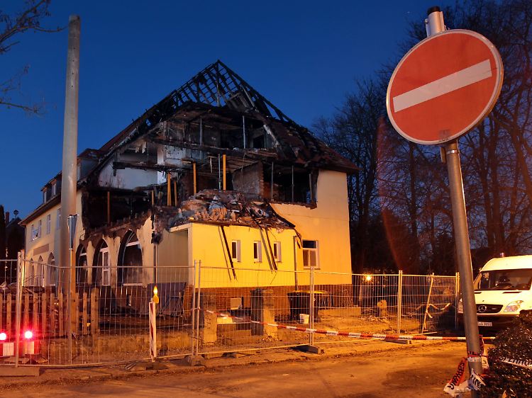 Das Haus, in dem das rechtsextreme Trio zuletzt lebte, wurde durch eine Explosion zerstört. In der abgebrannten Wohnung wurden Tatwaffen der Mordserie gefunden.