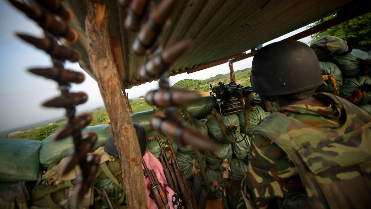 Das Bild der AU-Truppen zeigt einen Soldaten aus Burundi an der Frontlinie im Norden der Hauptstadt Mogadischu.