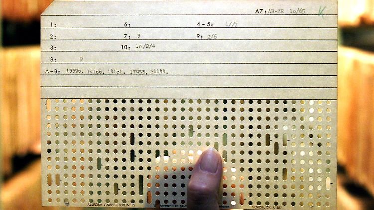 Mit einem Lochmuster kodiert ist eine Karteikarte, die einen Zwischenfall an der innerdeutschen Grenze aus dem Jahr 1965 dokumentiert.
