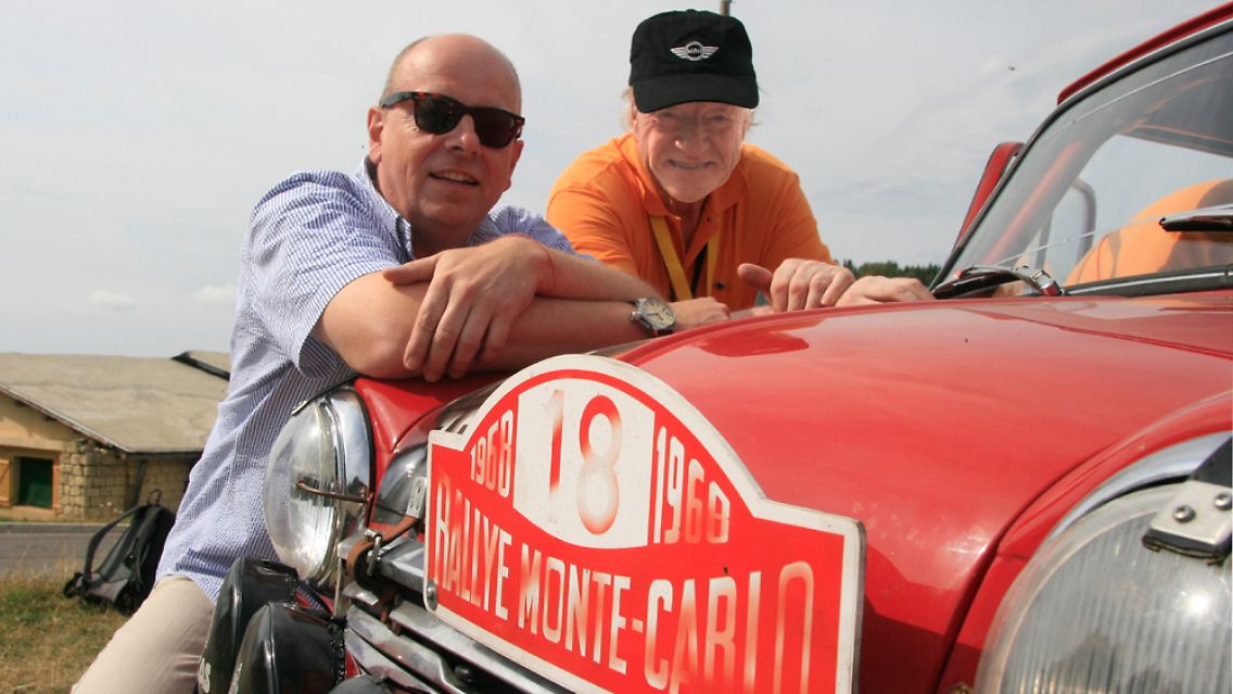 Rallye-Altmeister Rauno Aaltonen (r) und unser Autor Axel F. Busse (l) mit dem Monte-Mini.