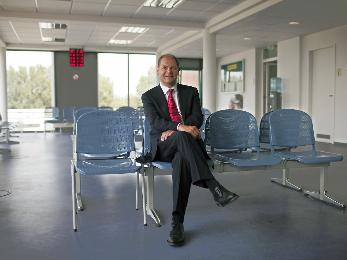 Besuch im "Jobcenter" mit Bundesarbeitsminister Olaf Scholz am 10. August 2009: Wer auch immer nach der Wahl dem Bundesministerium für Arbeit und Soziales vorsteht, dürfte bei Stippvisiten in Niederlassungen der Arbeitsagentur wohl auf deutlich mehr Bürger treffen.