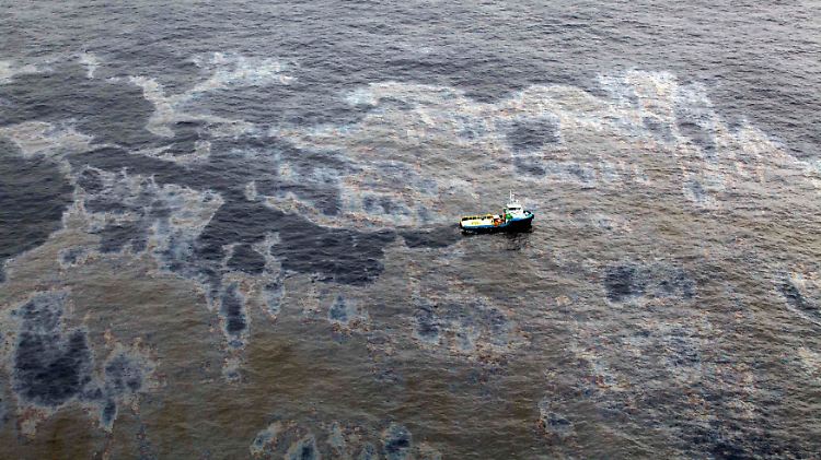 Vor Rio de Janeiro ist deutlich der Ölfilm auf dem Wasser zu sehen.