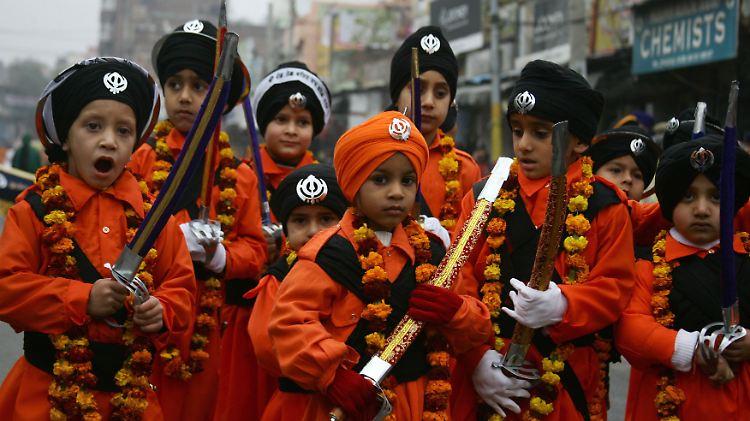 Junge Sikhs bei einer Prozession im nordindischen Jammu.