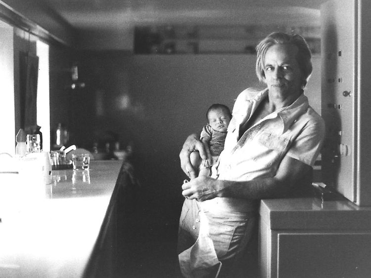 Kinski 1976 mit seinem erst drei Tage alten Sohn Nikolai in der Pariser Wohnung in der Rue Aubriot. (Bild aus dem Band "Kinski - Vermächtnis".)