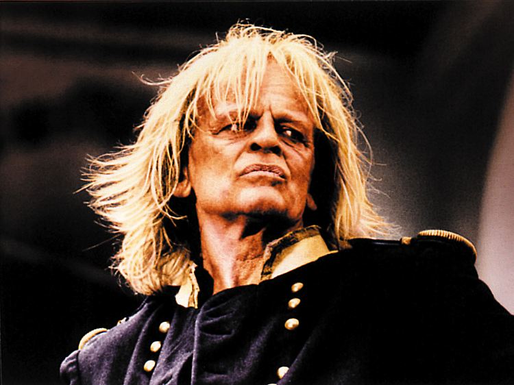 Klaus Kinski in einer Szene des Films "Cobra Verde" von 1987. Regier führte Werner Herzog.