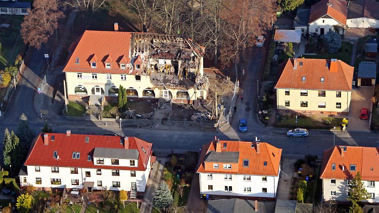 Das Luftbild zeigt das zerstörte Zwickauer Haus, in dem nun auch die zweite Tatwaffe gefunden wurde.