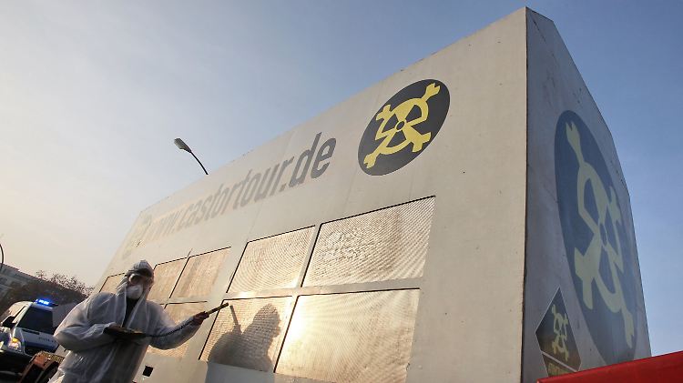 Atomkraft-Gegner protestieren gegen die Transporte nach Gorleben.
