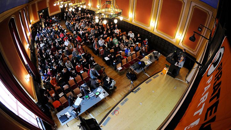 NRW-Parteitag in Soest: Alle 280 Parteimitglieder dürfen abstimmen, Delegierte gibt es nicht.