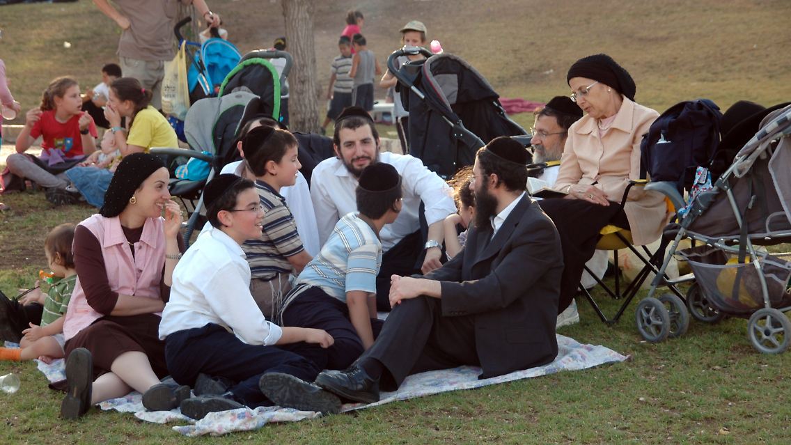 Selten kommt es vor, dass ultraorthodoxe Juden mit all ihren Familienangehörigen an einem Sommerwochenende einen Ausflug in den Sacherpark machen können.