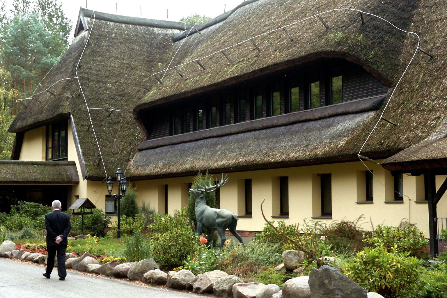 Ein Relikt des real existierenden Sozialismus in der DDR ist unter den Hammer gekommen. Der Jagdsitz des Staatsratsvorsitzenden Erich Honecker wechselt nun den Besitzer. (im Bild: die "Honeckervilla").  