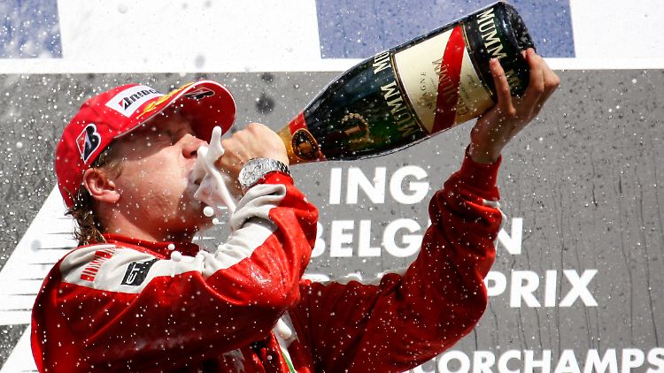 Endlich darf Ferrari-Pilot Räikkönen auch mal wieder zur Pulle greifen.