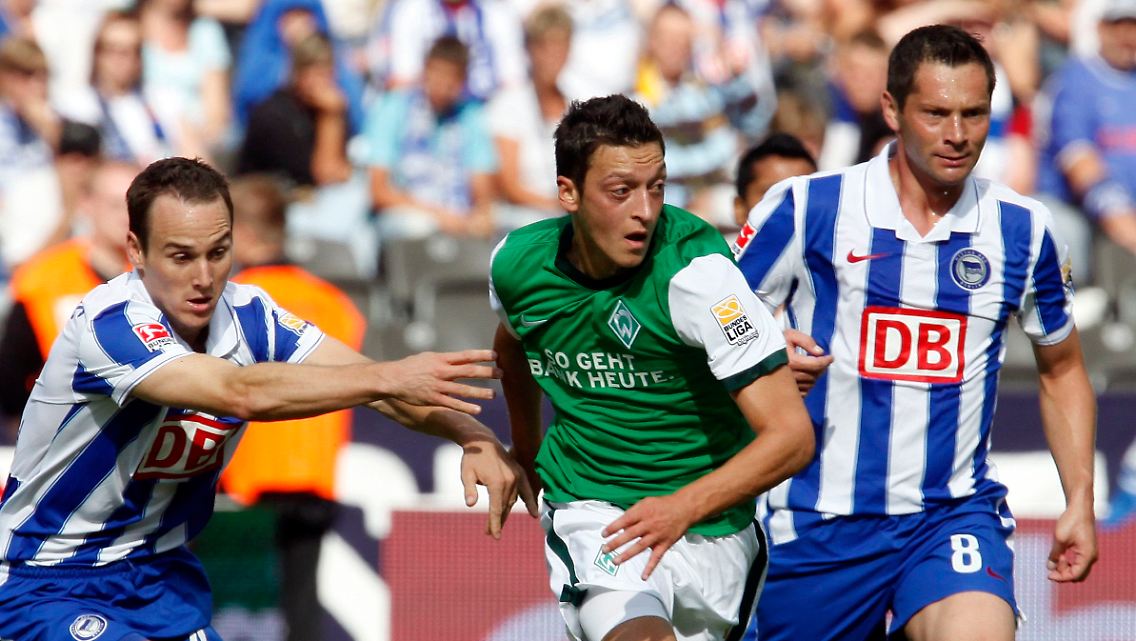 Özil (m) spielte erneut überragend.