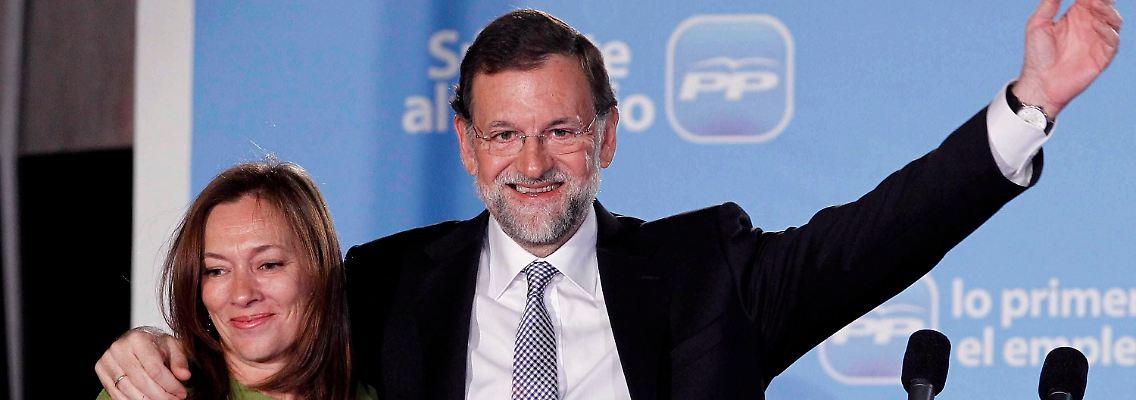 Zusammen mit Ehefrau Elvira Fernandez freut sich Mariano Rajoy über den Sieg.