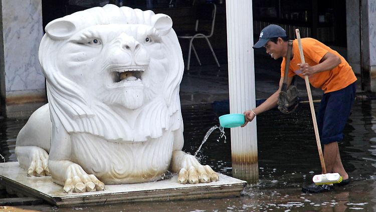 Großreinemachen: Eine Löwenstatue imBangkoker Bezirk Bang Khae wird geputzt.