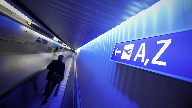 Die neuen Hinweis-Schilder der Frankfurter Flughafens im Terminal 1 im Flughafen in Frankfurt am Main.