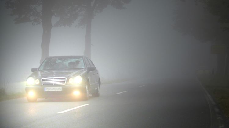 Im Herbst und im Winter kommt die Fahrzeug-Beleuchtung vermehrt zum Einsatz.