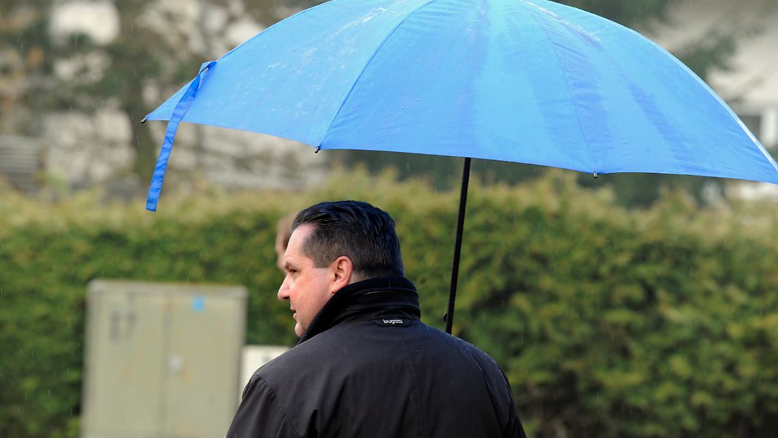 Stefan Mappus steht buchstäblich im Regen.