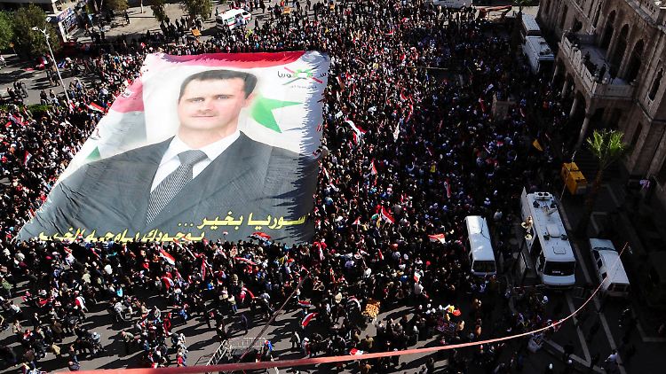 Am Sonntag gehen in Damaskus Menschen für Machthaber Assad auf die Straße.