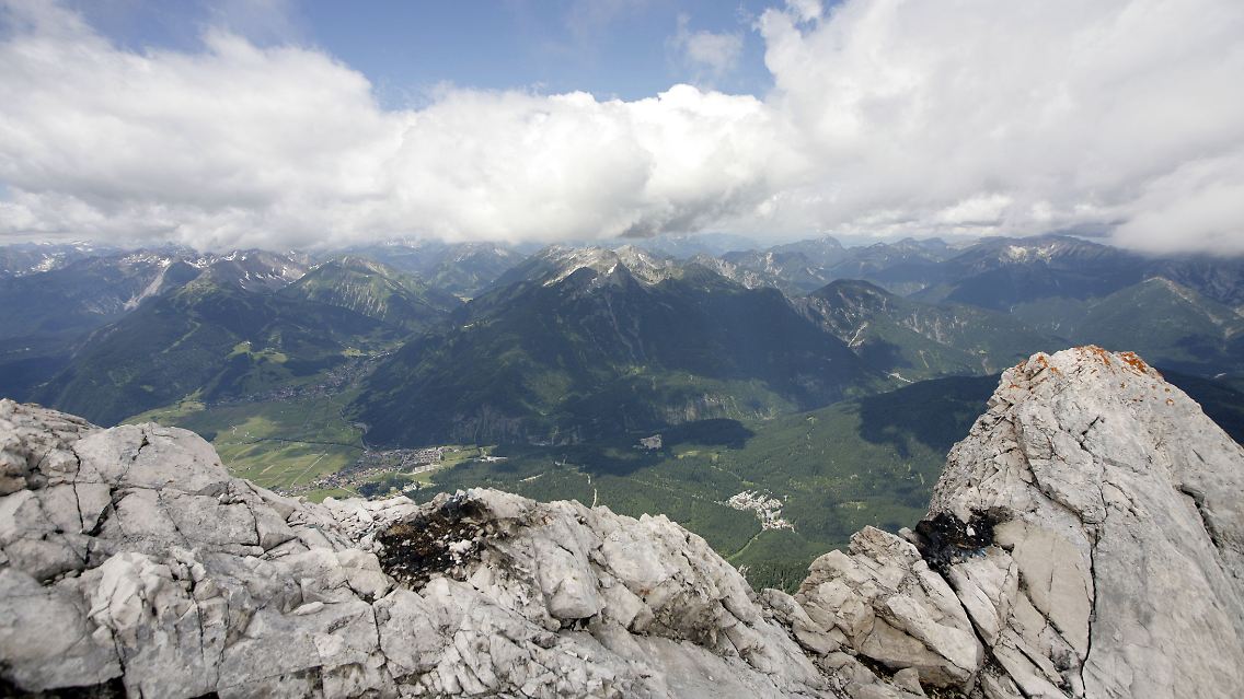 Blick von einem Gipfelgrat auf der Zugspitze bei Garmisch-Partenkirchen nach Österreich.