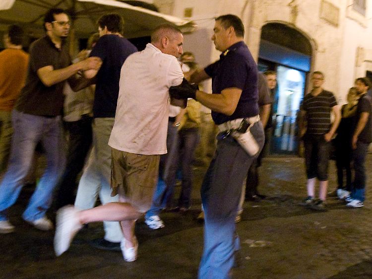 Immer mal wieder kommt es zu Auseinandersetzungen zwischen Polizisten und Fans.