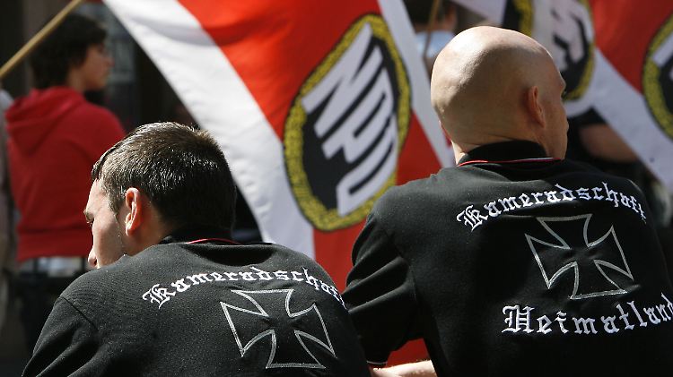 Zwei Rechtsextreme der "Kameradschaft Heimatland" bei einem NPD-Aufmarsch in Nürnberg im Mai 2007.