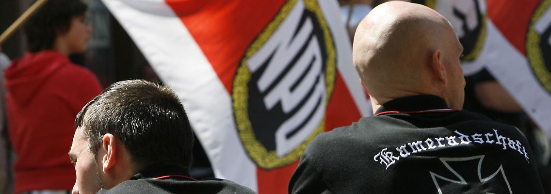 Zwei Rechtsextreme der "Kameradschaft Heimatland" bei einem NPD-Aufmarsch in Nürnberg im Mai 2007.