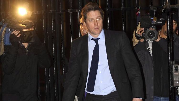 Hugh Grant nach seiner Aussage vor einem richterlichen Ausschuss zur Presseethik.