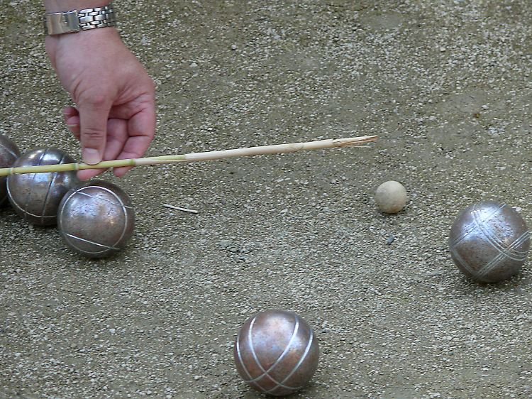 Beim Pétanque, der provençalischen Variante des Boules, kommt es oft auf Millimeter an.