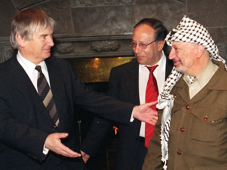 Abdallah al-Frangi (M.), der damalige Innenminister Otto Schily (l.) und Jassir Arafat im Februar 1999 auf dem Petersberg bei Bonn.