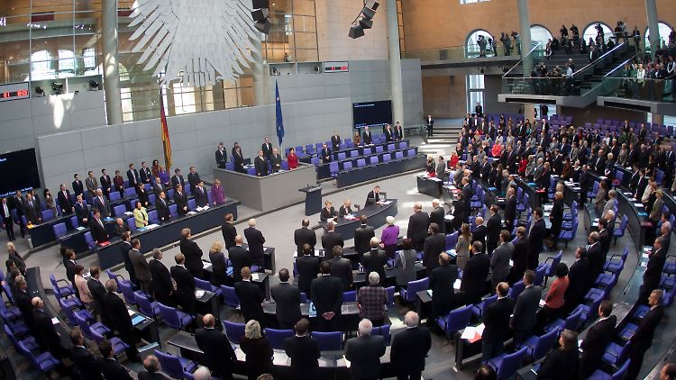 Der Bundestag ehrt die Opfer rechter Gewalt.