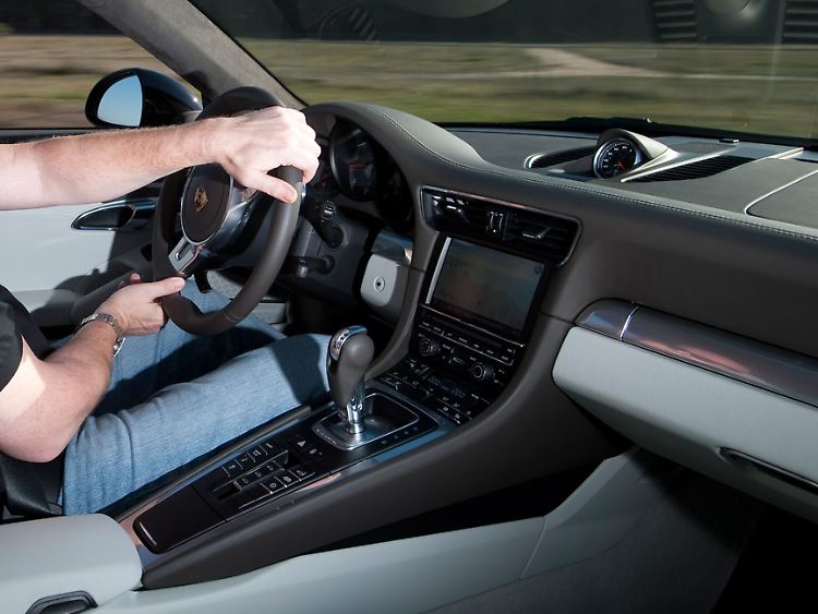 Die rampenförmige Mittelkonsole setzt das Designthema anderer Porsche-Modelle fort.