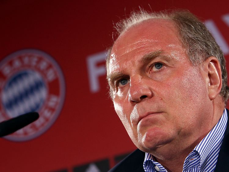 Der Paragraph 17 könnte Top-Klubs unter Umständen Millionen kosten; deshalb fordert Bayern-Manager Hoeneß nun eine Änderung.