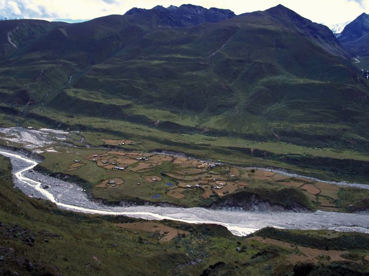 Blick auf Thanza, die höchste Bergsiedlung im Nordwesten von Bhutan.